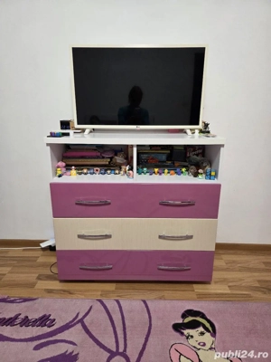 Pat, comoda, covor, draperie+perdea si candelabru