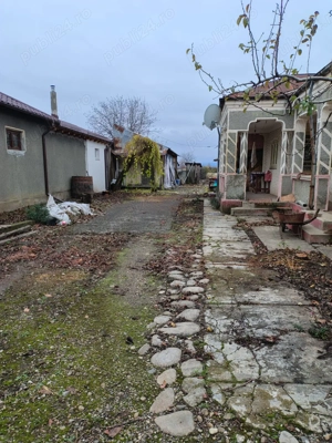 Vând teren intravilan +casă bătrânească 