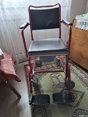 Scaun cu rotile cu vas de toaleta