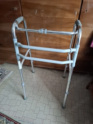 Cadru de mers pliabil si pasitor