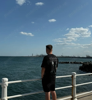 Baiat tanar , pentru doamne si domnisoare barbati sa se abtina 