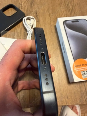 Iphone 15PRO cu husa si incarcator