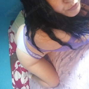 Bruneta cu forme  servicii totale 