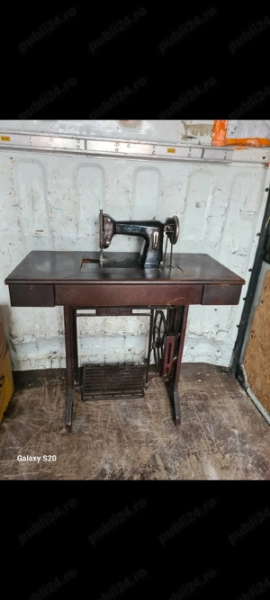 mașina de cusut casnica cu masa și pedala tip vintage