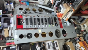 Stand auto functional, se pot pune difuzoare, subwoofere! 