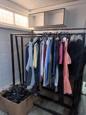 Vând suporturi metalice, haine, umerașe, etc.