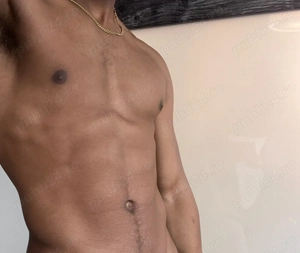 Un bărbat African pentru doamnă și domnișoară 