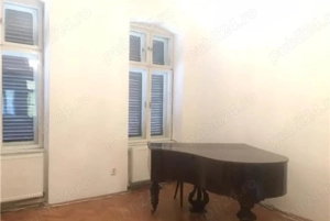 De închiriat casa pe parter centru în Piața Maria 