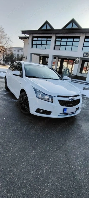Chevrolet Cruze 1.6 benzina cu sistem multimedia - imagine 5