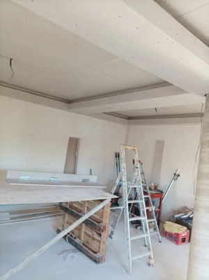 Meseriaș execut lucrări de finisaje interioare și exterioare 