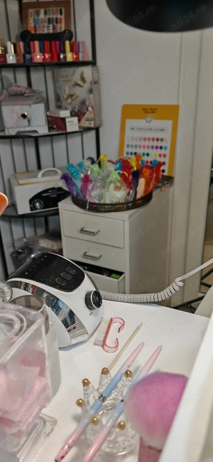 Post liber în salon  manichiură, căutăm urgent colegă. - imagine 2