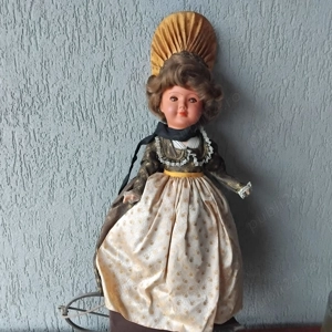 Vand papusi decorative, platou sculptat in lemn