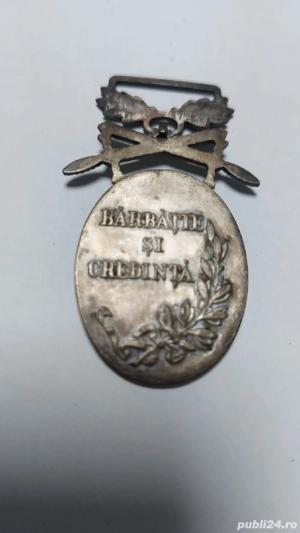Medalie  Carol I   Bărbăție și Credință    VARIANTĂ MILITARĂ CU SPADE din argint   originală - imagine 4