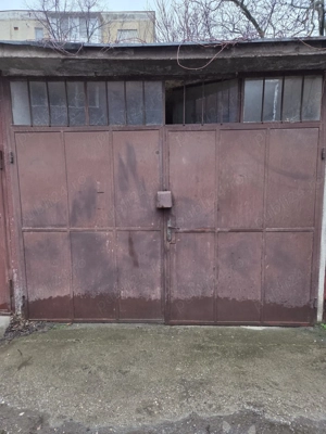 Vand urgent poarta garaj solida, metalica