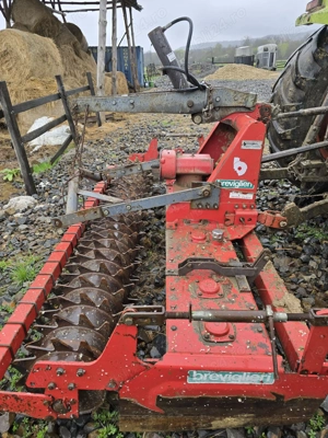 Freză de pămînt cu nivelator