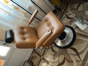 Scaun,Oglinda,Lampe,Comoda