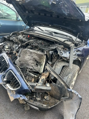 BMW X1 avariat frontal - imagine 3