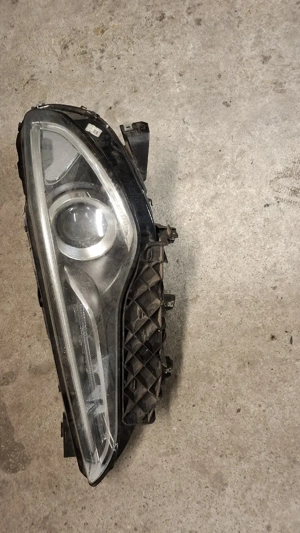 Far stanga Alfa Romeo Stelvio - imagine 2