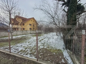 Teren intravilan langa apa si padure