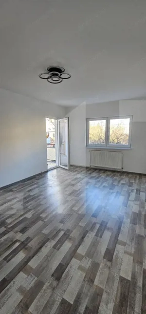 Apartament 3 camere, 2 băi – complet renovat, etaj 1, semicentral