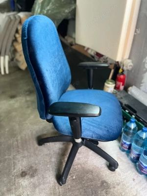 scaun directorial albastru