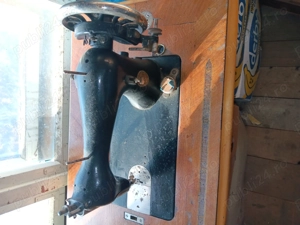 Mașină de cusut veche pentru expus în vitrină. 