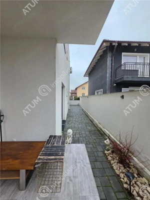 Apartament cu 3 camere decoamndate curte si terasa in zona Selimbar - imagine 12