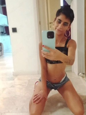 Bruneta slăbuță am 25ani 