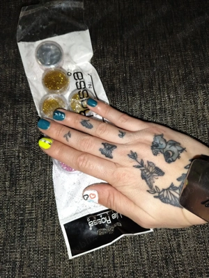 manechura și pedichiură  - imagine 3