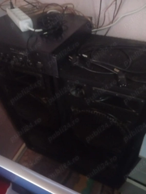 vând boxă cu stație stare foarte buna 