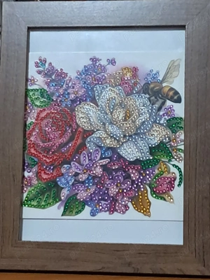  Grădină înflorită cu albină    mini tablou cu diamante