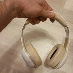 casti magneti si muzicuta pret afisat la toate 