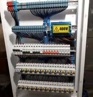 Execut lucrări complete de instalații electrice și sanitare pentru apartamente, case și spații comer