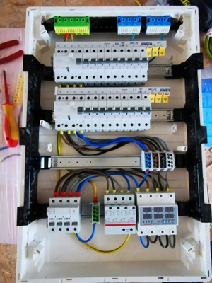 Electrician execut lucrări 