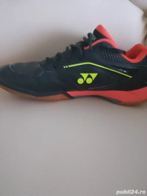 adidasi Yonex impecabili