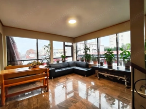 Spații comerciale in clădire de birouri central