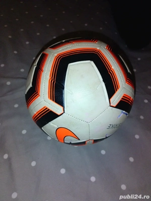 Vând minge de fotbal Nike Strike, originală.