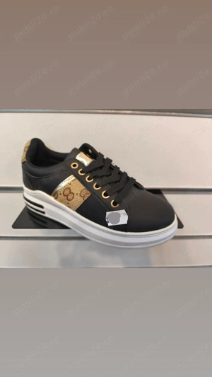 Sneakerși joși negri și aurii marca Guess 