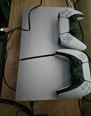 Vând playstation 5 plus un  controler cumpărat acum 2 luni.
