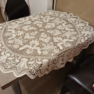 De vanzare, fata de masa de macrame