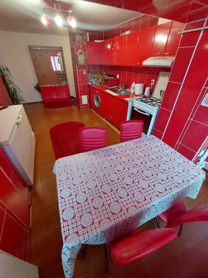 Vând apartament 2 camere et.2 in Petroșani Aeroport frt.bine intretinut  - imagine 4