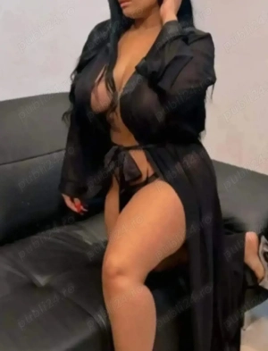 Bruneta cu forme dulce și apetisanta 