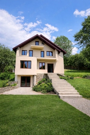 Vila de vanzare zona de munte