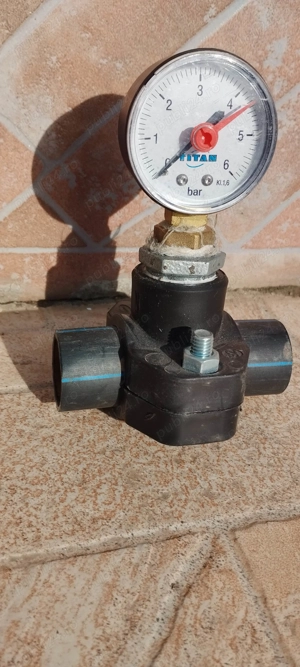 ceas presiune montat pe teava plasic 32 