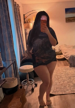 Puștoaică  cu forme  apetisante 