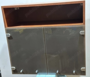 Dulap suspendat cu usi de sticla; Corp solid de perete cu vitrina