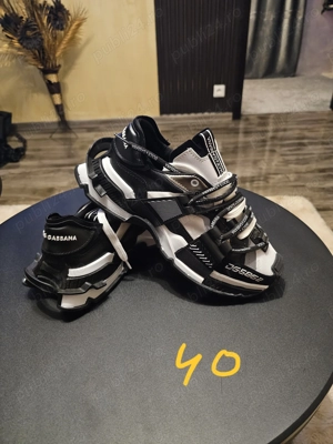 De vânzare 300 de lei orice pereche 