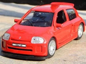 Macheta Renault Clio Sport II V6 Phase I Saico 1:32 cu elemente lipsa!
