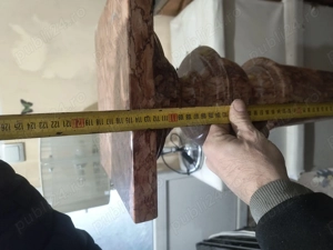 Piedestal marmura rosie