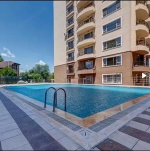 Apartament 3 camere lux, curte proprie 120 mp, parcare, piscină, pet friendly